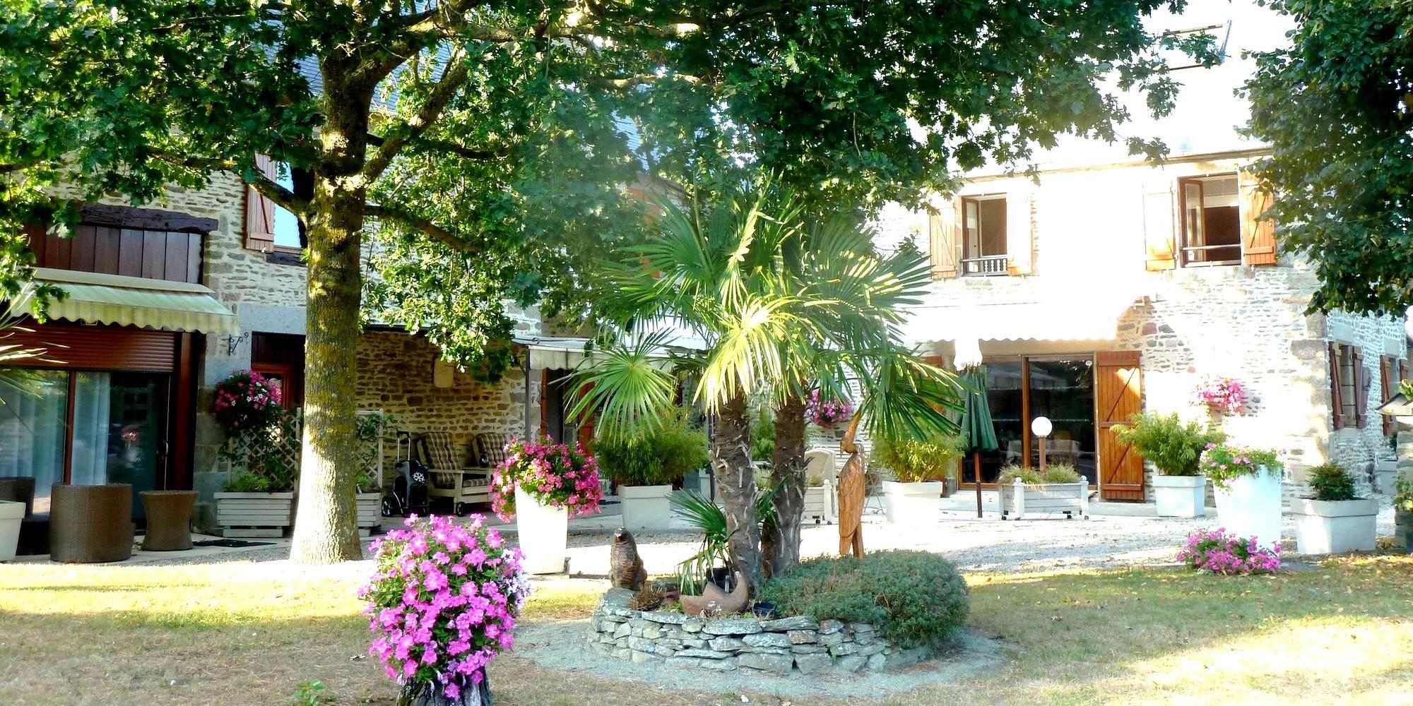 La maison d'hôtes Les Bruyères du Mont vous accueille dans la Baie du Mont Saint Michel 12 km du Mont St Michel entre St Malo et Granville  Nous vous proposons un séjour entre Bretagne et Normandie au sein de 4 chambres  et un gîte de charme. 