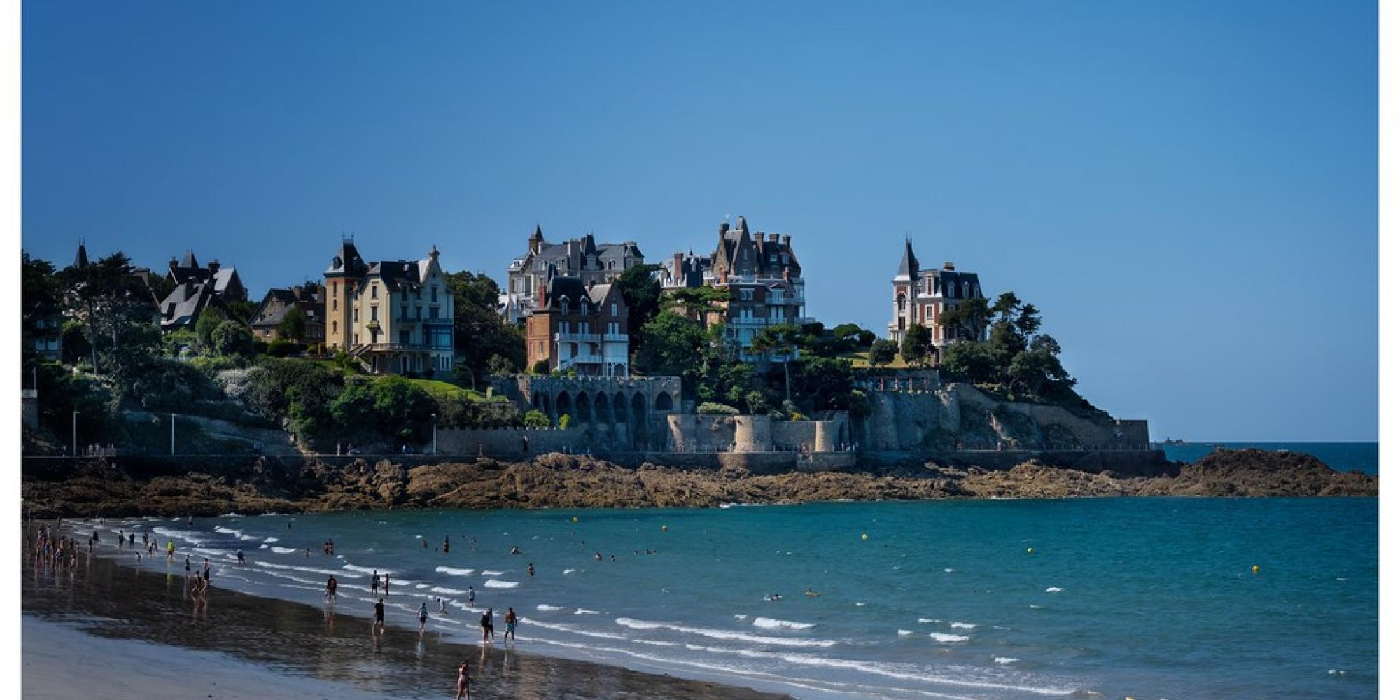 La maison d'hôtes Les Bruyères du Mont vous accueille dans la Baie du Mont Saint Michel 12 km du Mont St Michel entre St Malo et Granville Nous vous proposons un séjour entre Bretagne et Normandie au sein de 4 chambres et un gîte de charme.
