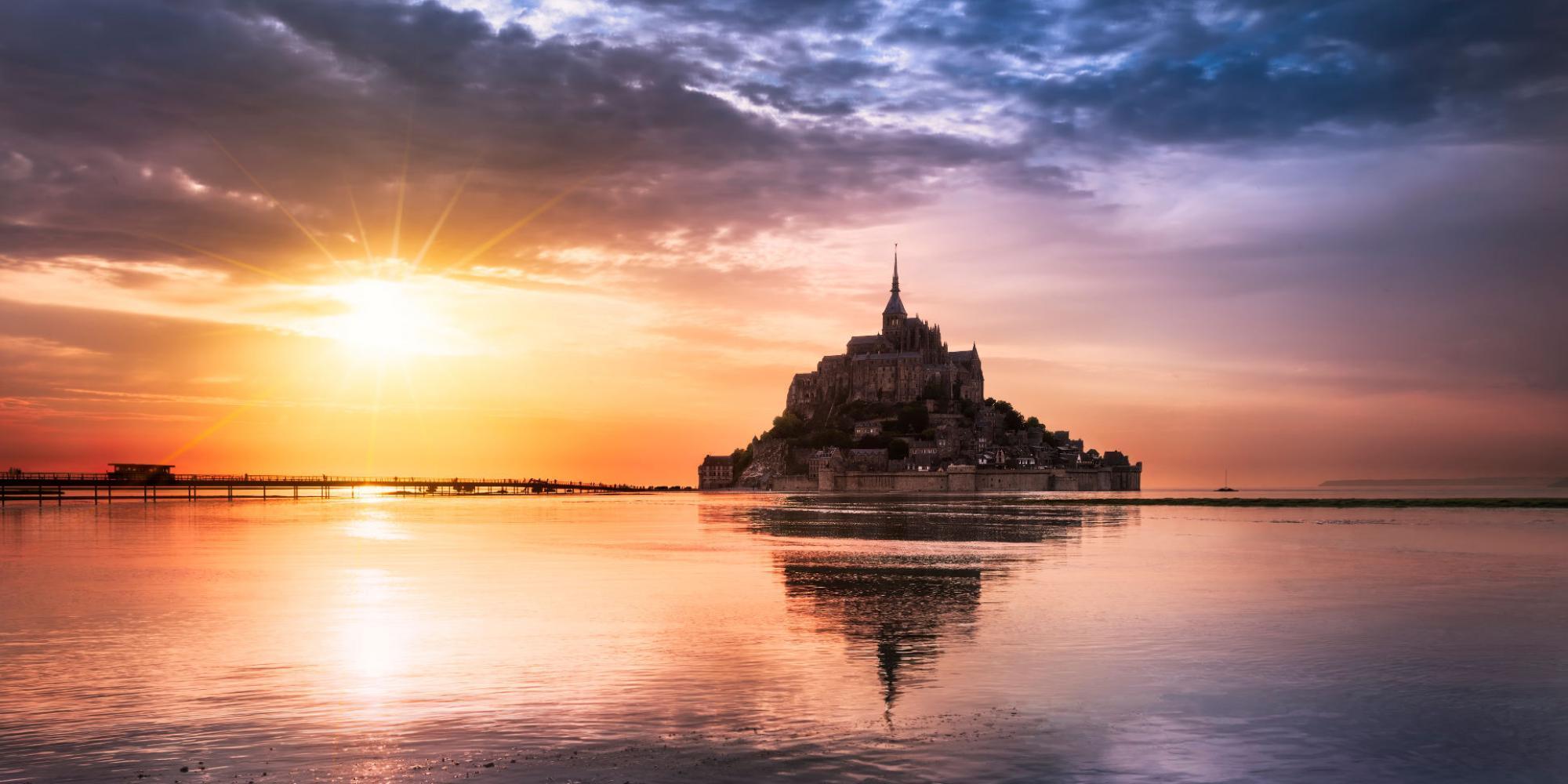 La maison d'hôtes Les Bruyères du Mont vous accueille dans la Baie du Mont Saint Michel 12 km du Mont St Michel entre St Malo et Granville Nous vous proposons un séjour entre Bretagne et Normandie au sein de 4 chambres et un gîte de charme.