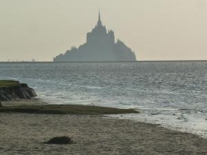 La maison d'hôtes Les Bruyères du Mont vous accueille dans la Baie du Mont Saint Michel 12 km du Mont St Michel entre St Malo et Granville  Nous vous proposons un séjour entre Bretagne et Normandie au sein de 4 chambres  et un gîte de charme. 