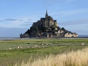 La maison d'hôtes Les Bruyères du Mont vous accueille dans la Baie du Mont Saint Michel 12 km du Mont St Michel entre St Malo et Granville  Nous vous proposons un séjour entre Bretagne et Normandie au sein de 4 chambres  et un gîte de charme. 