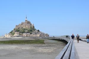 puente peatonal del monte saint michel