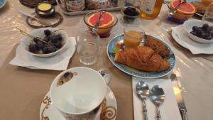 La maison d'hôtes Les Bruyères du Mont vous accueille dans la Baie du Mont Saint Michel 12 km du Mont St Michel entre St Malo et Granville Nous vous proposons un séjour entre Bretagne et Normandie au sein de 4 chambres et un gîte de charme.