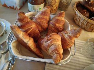 La maison d'hôtes Les Bruyères du Mont vous accueille dans la Baie du Mont Saint Michel 12 km du Mont St Michel entre St Malo et Granville Nous vous proposons un séjour entre Bretagne et Normandie au sein de 4 chambres et un gîte de charme.