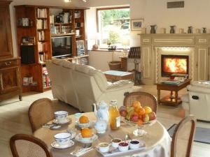 La maison d'hôtes Les Bruyères du Mont vous accueille dans la Baie du Mont Saint Michel 12 km du Mont St Michel entre St Malo et Granville Nous vous proposons un séjour entre Bretagne et Normandie au sein de 4 chambres et un gîte de charme.