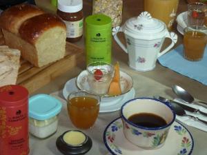 La maison d'hôtes Les Bruyères du Mont vous accueille dans la Baie du Mont Saint Michel 12 km du Mont St Michel entre St Malo et Granville Nous vous proposons un séjour entre Bretagne et Normandie au sein de 4 chambres et un gîte de charme.