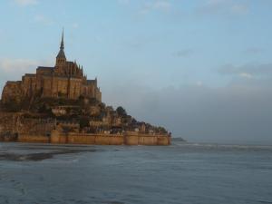 Le Mont-Saint-Michel entouré par la grande marée. - Les Bruyères du Mont