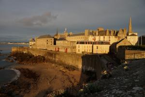 La maison d'hôtes Les Bruyères du Mont vous accueille dans la Baie du Mont Saint Michel 12 km du Mont St Michel entre St Malo et Granville  Nous vous proposons un séjour entre Bretagne et Normandie au sein de 4 chambres  et un gîte de charme. 