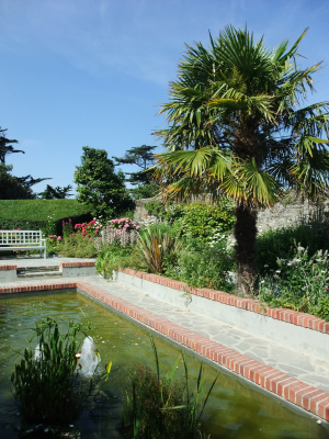 Vue sur une partie du jardin au musée Christian Dior